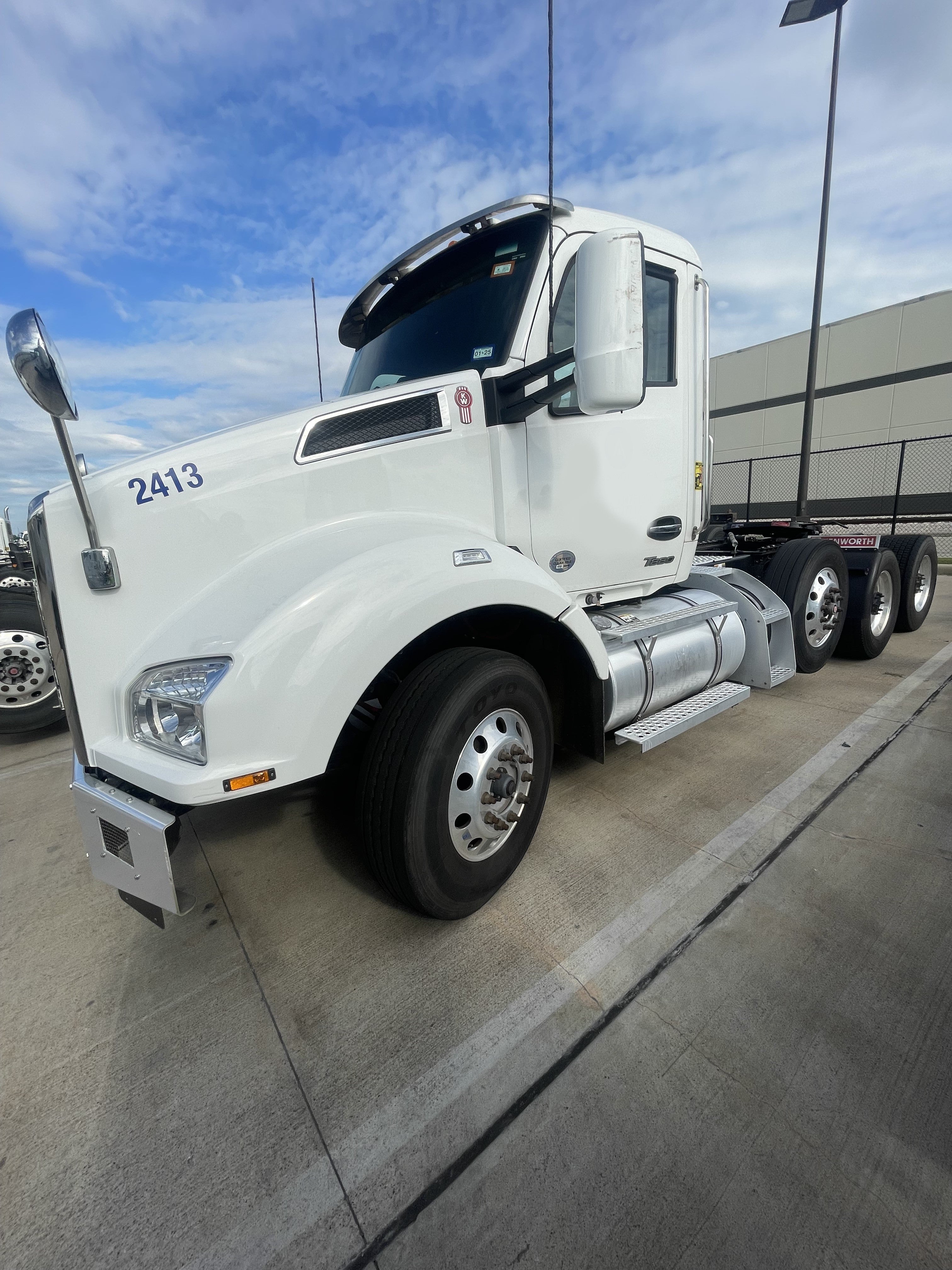 Lot of Kenworth T880 2022 Trucks (7 total) and Chassis (14 total)