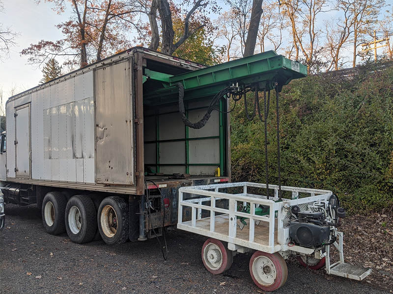 Used 24 Foot Long Box Truck with Built-In Hydraulic Crane - For Sale in New Jersey