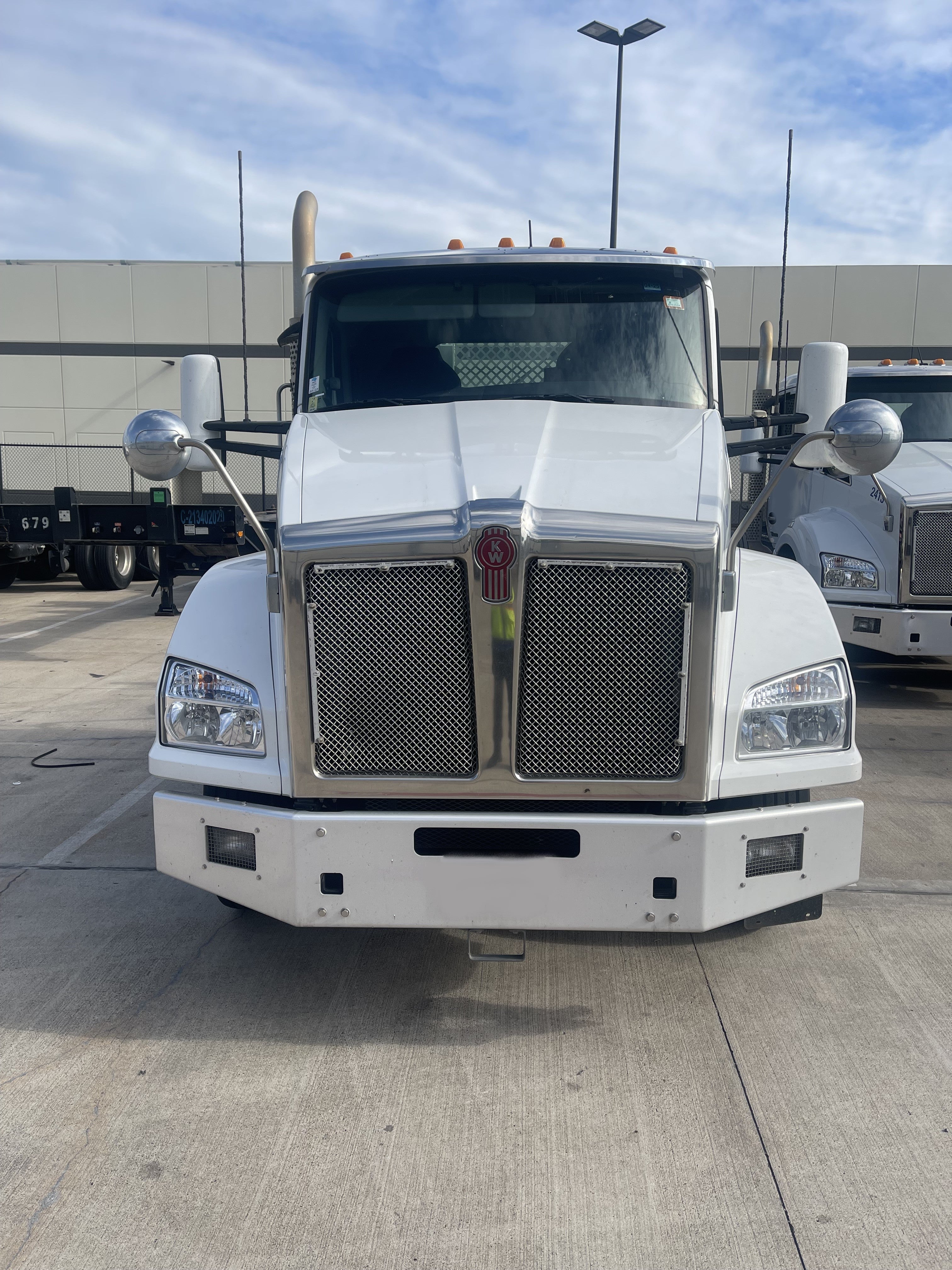 Lot of Kenworth T880 2022 Trucks (7 total) and Chassis (14 total)