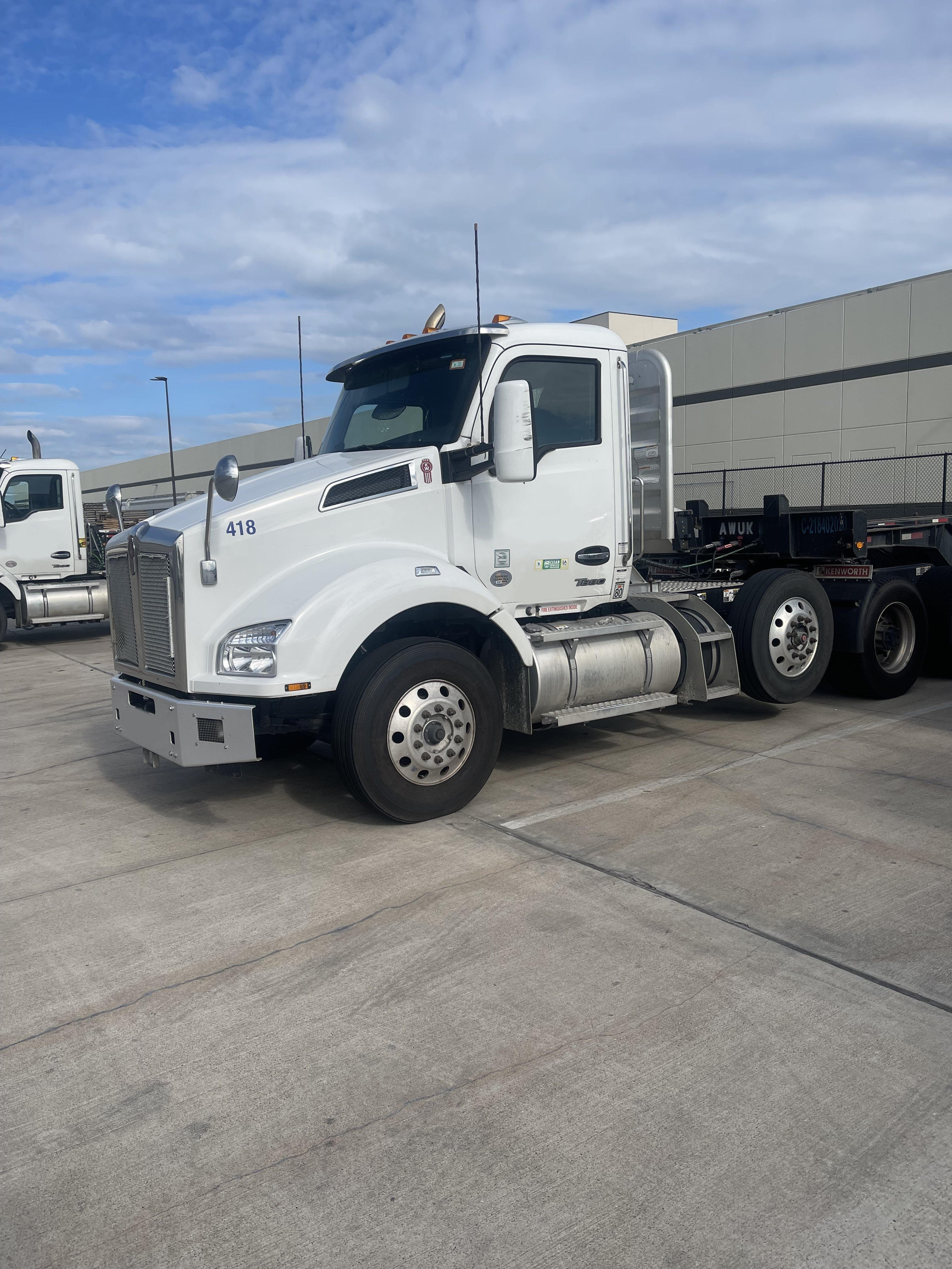 Lot of Kenworth T880 2022 Trucks (7 total) and Chassis (14 total)