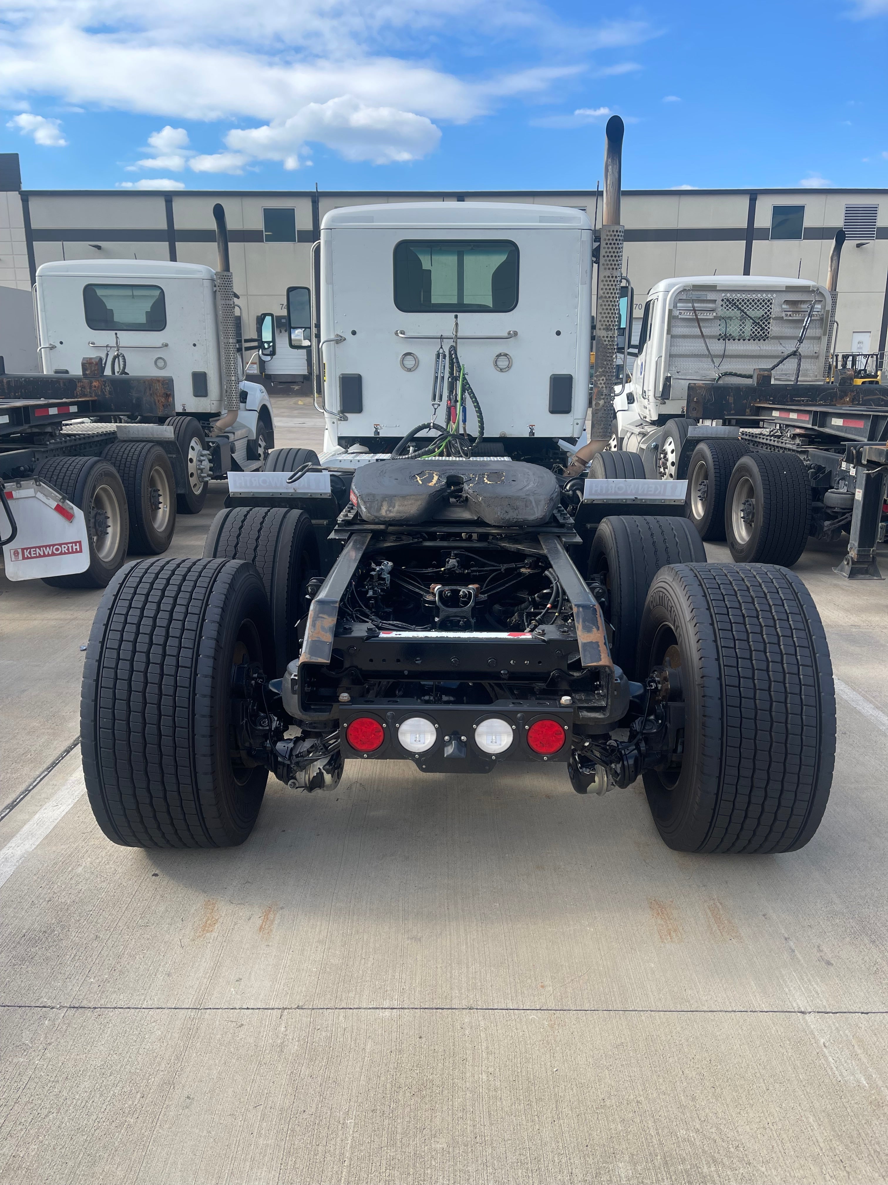 Lot of Kenworth T880 2022 Trucks (7 total) and Chassis (14 total)