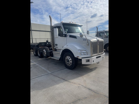 Lot of Kenworth T880 2022 Trucks (7 total) and Chassis (14 total)